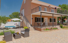2 Bedroom Cozy Apartment In Karalic